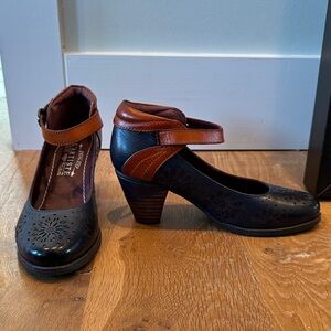 Spring Step L’Artiste Heels Leather Velcro Navy Floral cutout shoes size 36 6